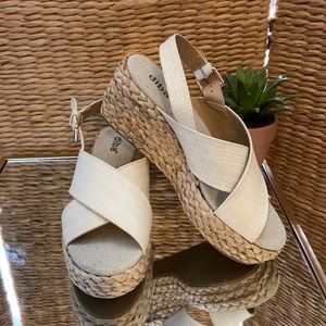 NWOT Diba Sandals - In Pearl Fabric w/Natural Rope Wedge Size 7.5 M.